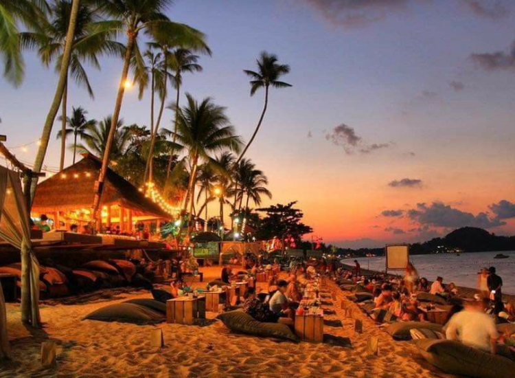 Quán bar ven biển sôi động tại Mũi Né Bar ven biển Mũi Né với không khí nightlife sôi động cho du khách